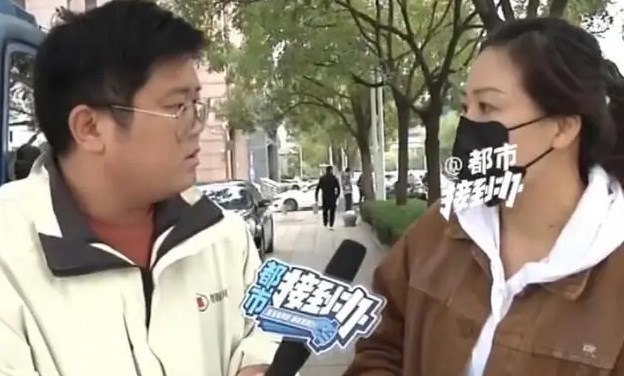 女子分手20年前男友突然出现在房本，是否应该承担法律责任？